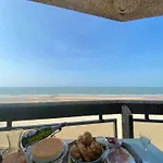 Апартаменты Amazing 2-bedroom With Amazing Sea-view *
